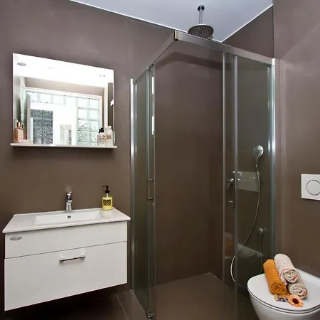 Luxury With Roofed Patio Near & Center Apartament