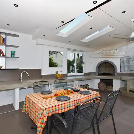 Luxury With Roofed Patio Near & Center