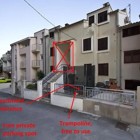 Luxury With Roofed Patio Near & Center * سبليت