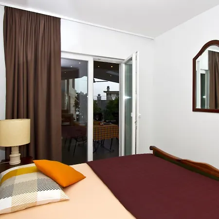 Luxury With Roofed Patio Near & Center شقة سبليت