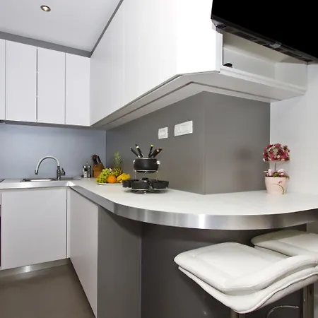 Luxury With Roofed Patio Near & Center شقة *