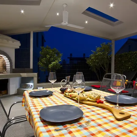 Luxury With Roofed Patio Near & Center