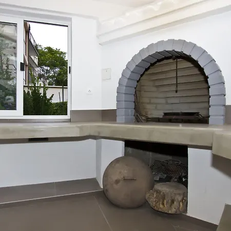 Luxury With Roofed Patio Near & Center * سبليت