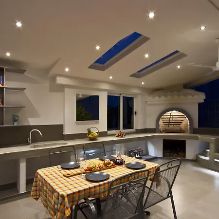 شقة Luxury With Roofed Patio Near & Center *
