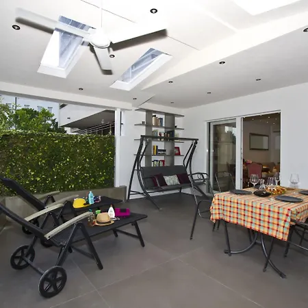 Luxury With Roofed Patio Near & Center شقة سبليت